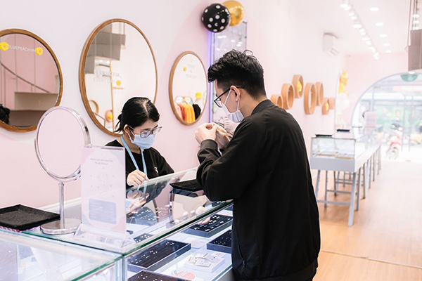 Khách hàng tham gia mua sắm tại Blue Peach cơ sở 20 Tây Sơn