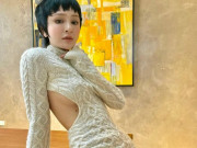 Hiền Hồ mặc mốt váy len cut out khoe "điểm vàng" cơ thể