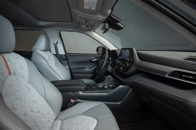 Chưa hết, 2022 Toyota Highlander còn nhận được các cập nhật như các ghế ngồi cho hành khách được chỉnh bằng điện.
