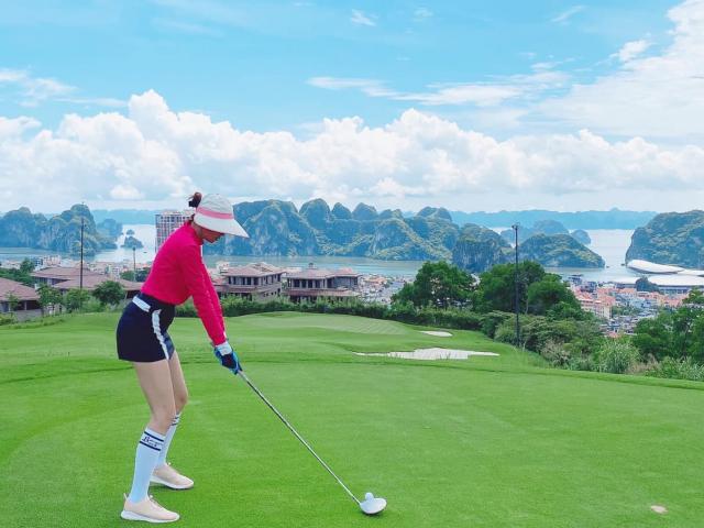 Hoa hậu Điện ảnh khoe đường cong uốn lượn nhờ chơi golf