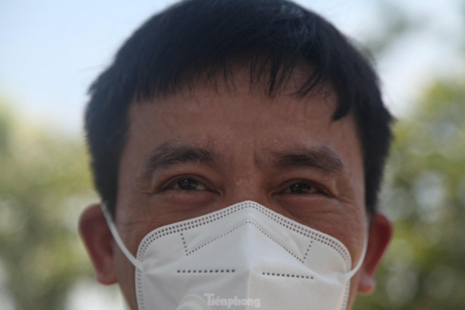 Tình nguyện viên chườm đá lạnh dưới cái nóng như đổ lửa tại tâm dịch Bắc Giang - 7