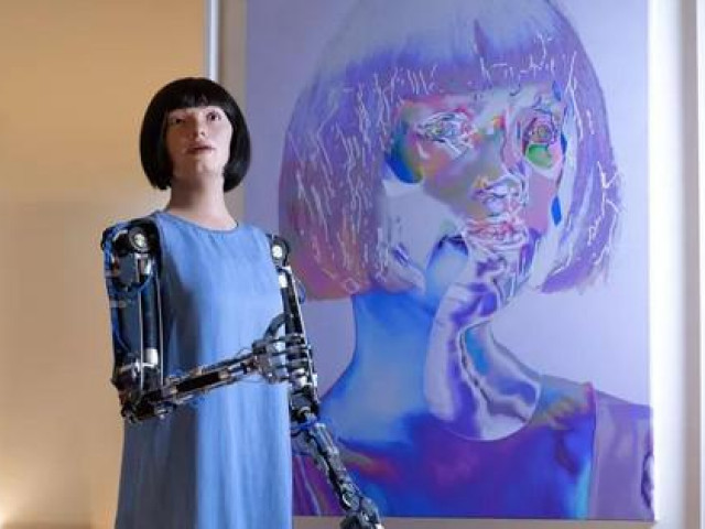 Công nghệ thông tin - Kỳ lạ: Lần đầu tiên người máy vẽ chân dung và mở triển lãm