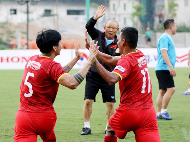 Bóng đá - Văn Hậu trở lại, thầy Park mừng rơn