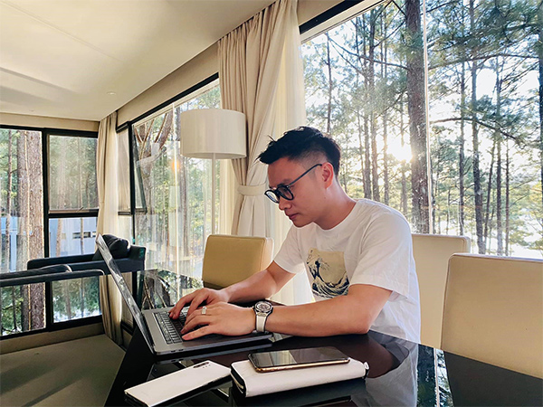 Doanh nhân Zet Under