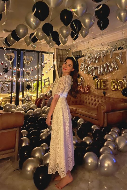 Hoà Minzy xinh đẹp trong tiệc chúc mừng&nbsp;sinh nhật 26 tuổi của mình