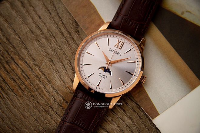 Giá đồng hồ Citizen Quartz WR50 không quá cao chỉ hơn 2 triệu là có thể sở hữu ngay rồi, thậm chí một số mẫu như AK5003-05A còn tích hợp thêm lịch trăng rất đẹp mắt