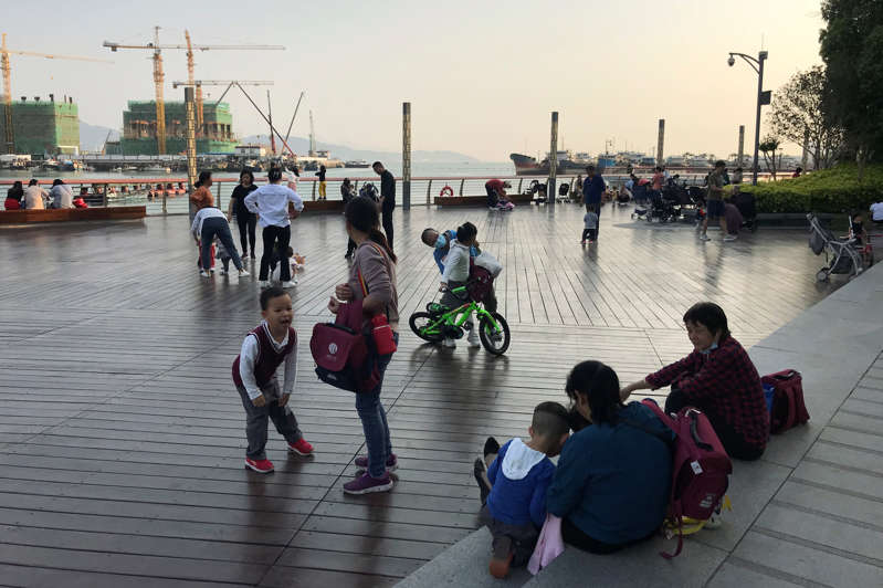 Trung Quốc thay đổi chính sách, cho phép mỗi cặp vợ chồng sinh 3 con. Ảnh: Reuters