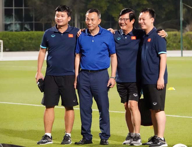 Tối ngày 30/5, ĐT Việt Nam tiếp tục có buổi tập ở thành phố Dubai trong quá trình chuẩn bị cho các trận đấu ở bảng G vòng loại World Cup 2022 khu vực châu Á. Buổi tập của thầy trò HLV Park Hang Seo đón một vị khách đặc biệt, đó là ông Trần Quốc Tuấn - Phó chủ tịch thường trực VFF. Ông Tuấn sang Dubai điều hành các trận đấu vòng loại World Cup trong vai trò Trưởng ban tổ chức thi đấu của AFC