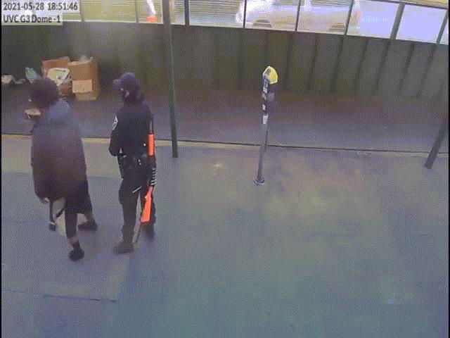 Thế giới - Mỹ: Nữ cảnh sát cầm súng bất ngờ bị người đàn ông tấn công, rơi vào thế yếu