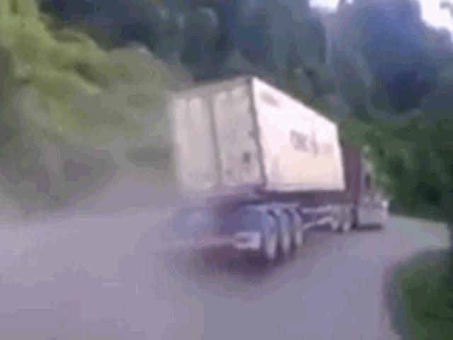 Media - Clip: Khoảnh khắc container vào cua nhanh, lật nghiêng ở Quảng Bình