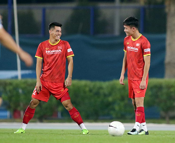 Các tuyển thủ Việt Nam vui cười trên sân tập