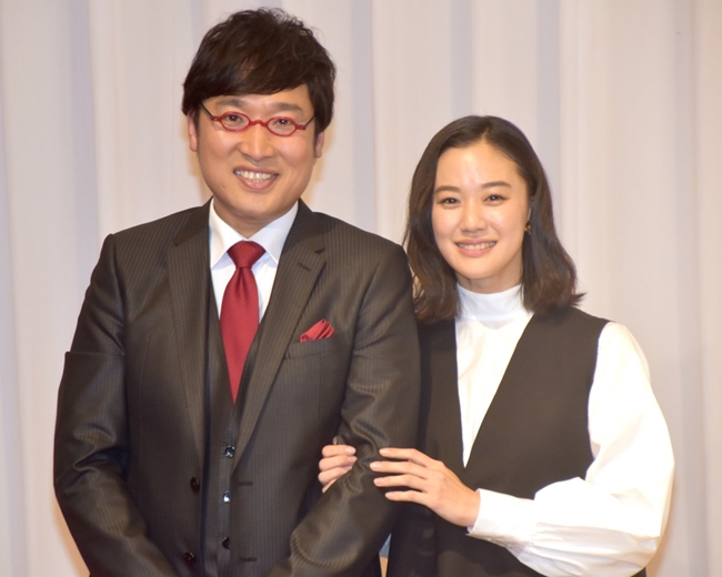 Yu Aoi xác nhận chuyện kết hôn với nghệ sĩ hài Yamasato Ryota vào năm 2019 chỉ sau 2 tháng hẹn hò. Cuộc hôn nhân chớp nhoáng, gây chấn động toàn làng giải trí Nhật Bản. Nhiều fan cảm thấy bất ngờ và tiếc nuối khi nữ thần quyết định lập gia đình.
