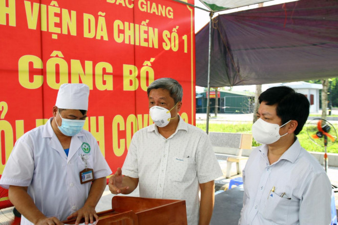 Những hình ảnh về 39 bệnh nhân COVID-19 đầu tiên tại Bắc Giang được ra viện - 1