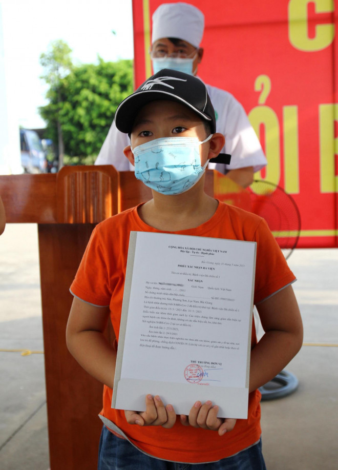 Những hình ảnh về 39 bệnh nhân COVID-19 đầu tiên tại Bắc Giang được ra viện - 7