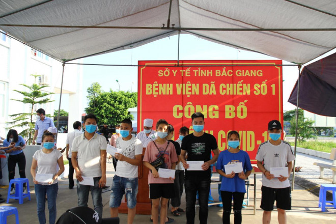Những hình ảnh về 39 bệnh nhân COVID-19 đầu tiên tại Bắc Giang được ra viện - 10