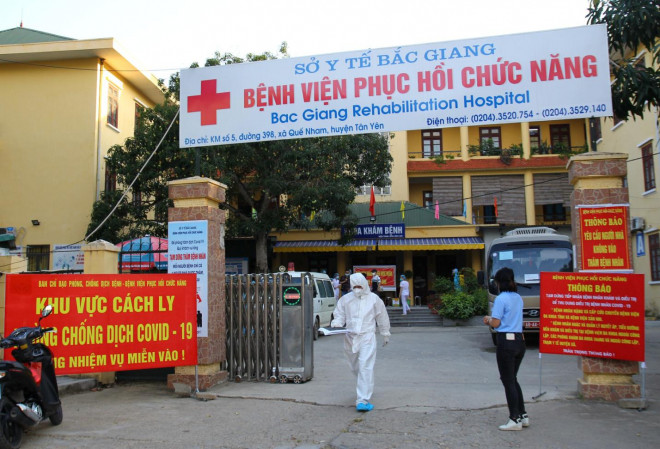 Những hình ảnh về 39 bệnh nhân COVID-19 đầu tiên tại Bắc Giang được ra viện - 13