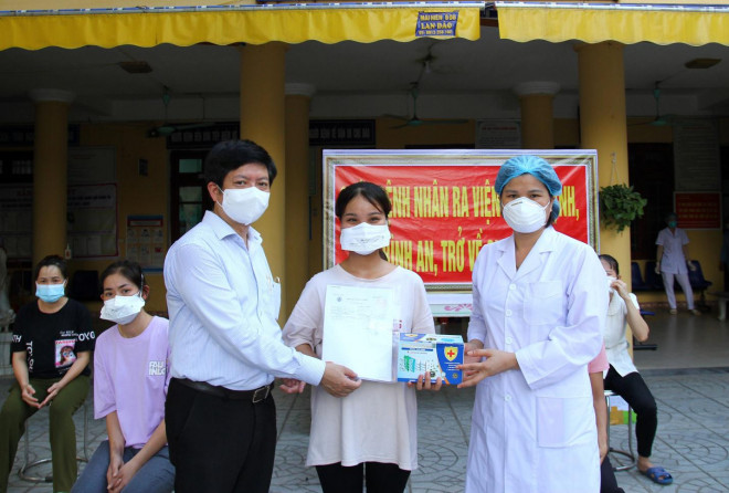 Những hình ảnh về 39 bệnh nhân COVID-19 đầu tiên tại Bắc Giang được ra viện - 15