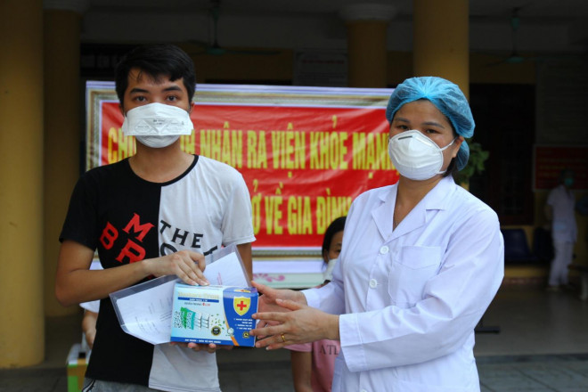 Những hình ảnh về 39 bệnh nhân COVID-19 đầu tiên tại Bắc Giang được ra viện - 17