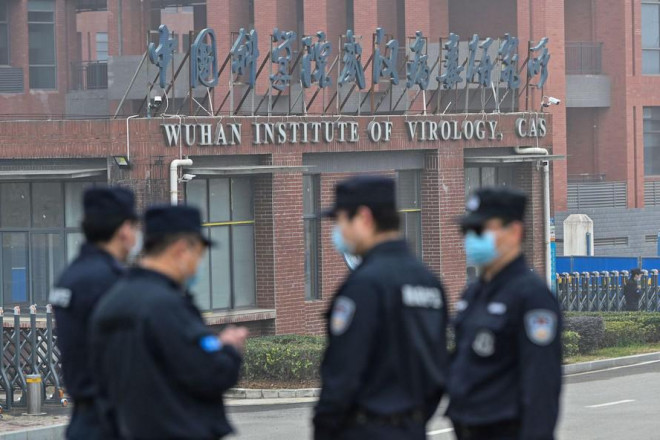 Nhân viên bảo vệ đứng gác bên ngoài Viện Virus học Vũ Hán (Trung Quốc)Nguồn: South China Morning Post
