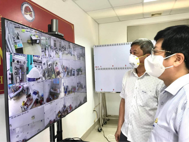 Thứ trưởng Bộ Y tế Nguyễn Trường Sơn khảo sát Trung tâm ICU ở Bệnh viện Tâm thần Bắc Giang hôm 31/5. Ảnh: Ngọc Mai
