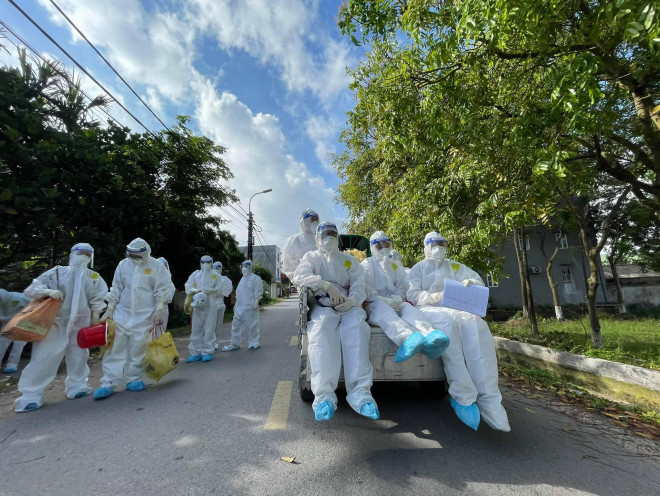 Hàng ngày, các sinh viên của Trường ĐH Kỹ thuật Y tế Hải Dương đảm nhận nhiệm vụ lấy mẫu xét nghiệm tại điểm nóng Bắc Giang. Ảnh: Ngô Gia Long