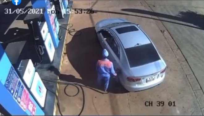 Tài xế xe con thò tay vứt tiền khi trả tiền xăng gây bức xúc dư luận. Ảnh cắt từ clip