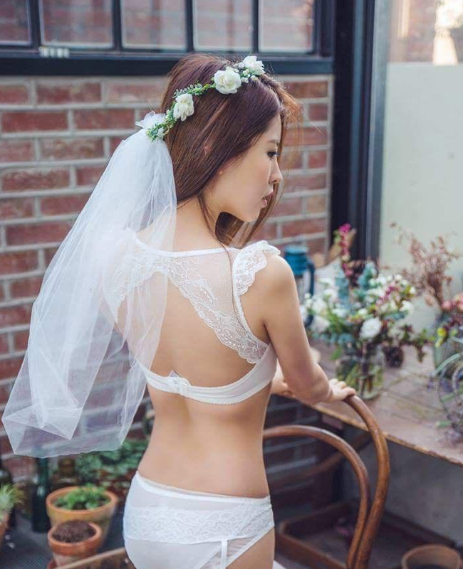 Chia sẻ về điều này, cô dâu Park Soo Hyun cho biết, cô muốn lưu lại khoảnh khắc đẹp nhất của tuổi trẻ vì có thể sau khi sinh con, để lấy lại vóc dáng như thời con gái là không hề dễ dàng.
