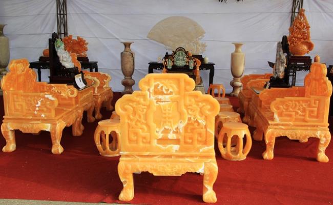 Tại triển lãm sinh vật cảnh Việt Nam năm 2018, bộ bàn ghế làm bằng đá quý này được đánh giá là "có một không hai" tại nước ta.
