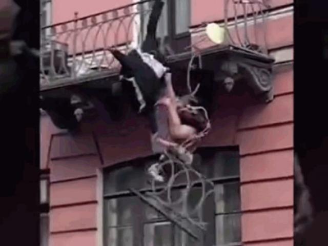 Media - Clip: Đang cãi nhau nảy lửa, đôi nam nữ bất ngờ ngã khỏi ban công