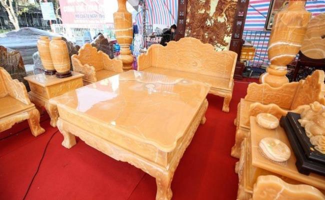 Bộ bàn ghế được làm bằng ngọc quý này thuộc sở hữu của một chủ sản xuất tại Ninh Bình. Khi vừa xuất hiện tại lễ hội Sinh vật cảnh được tổ chức tại Hà Nội đầu năm nay, siêu phẩm này đã ngay lập tức “gây sốt”. 
