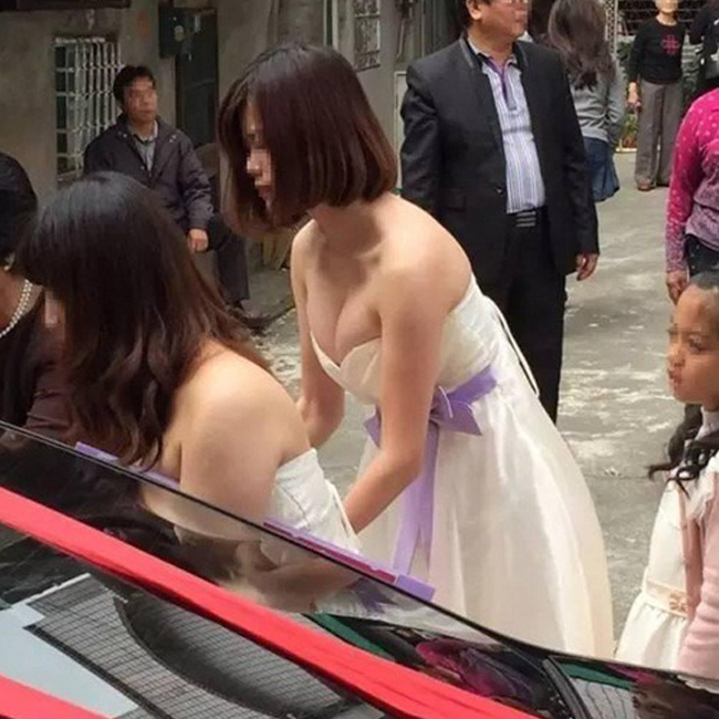 Một phù dâu Trung Quốc diện váy tôn vòng 1 trễ tràng lấn át cả cô dâu.
