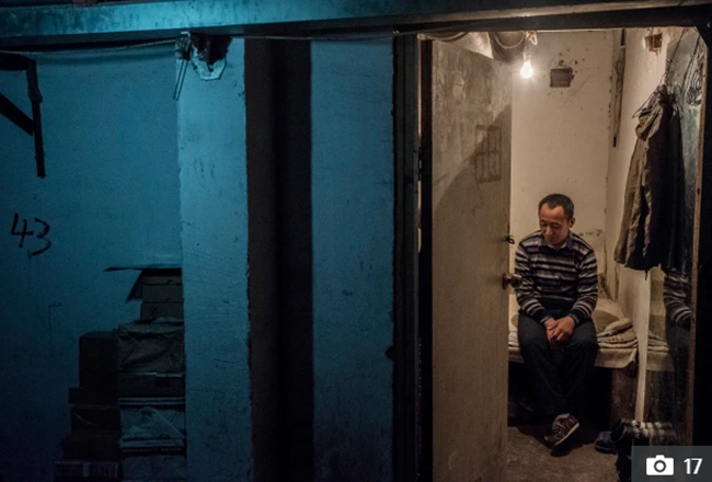 Một người dân ngồi trong phòng của mình dưới đường hầm
