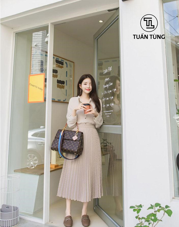 Một điểm cộng nữa ở set đồ này là được làm bằng chất liệu vải mềm mại, cùng những tone màu trầm, giúp bạn cảm thấy thoải mái hơn trong tiết trời nóng bức như thế này.