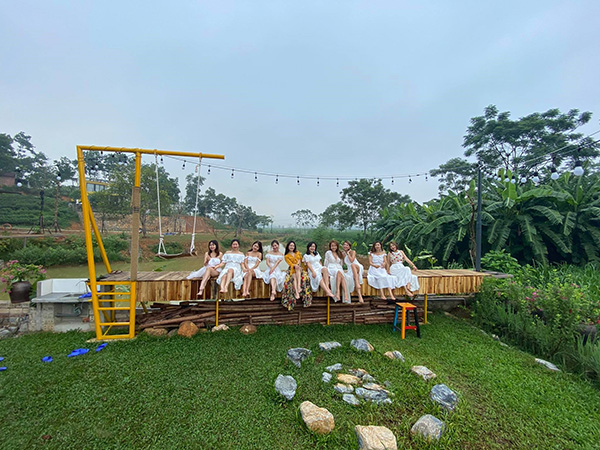 Diễn giả Julia Nguyễn (áo vàng) cùng các chị em trong chuyến dã ngoại thực hành Tính Nữ