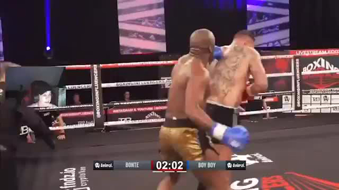 Võ sĩ Kickboxing tung cú đấm trộm vẫn giành thắng lợi knock-out