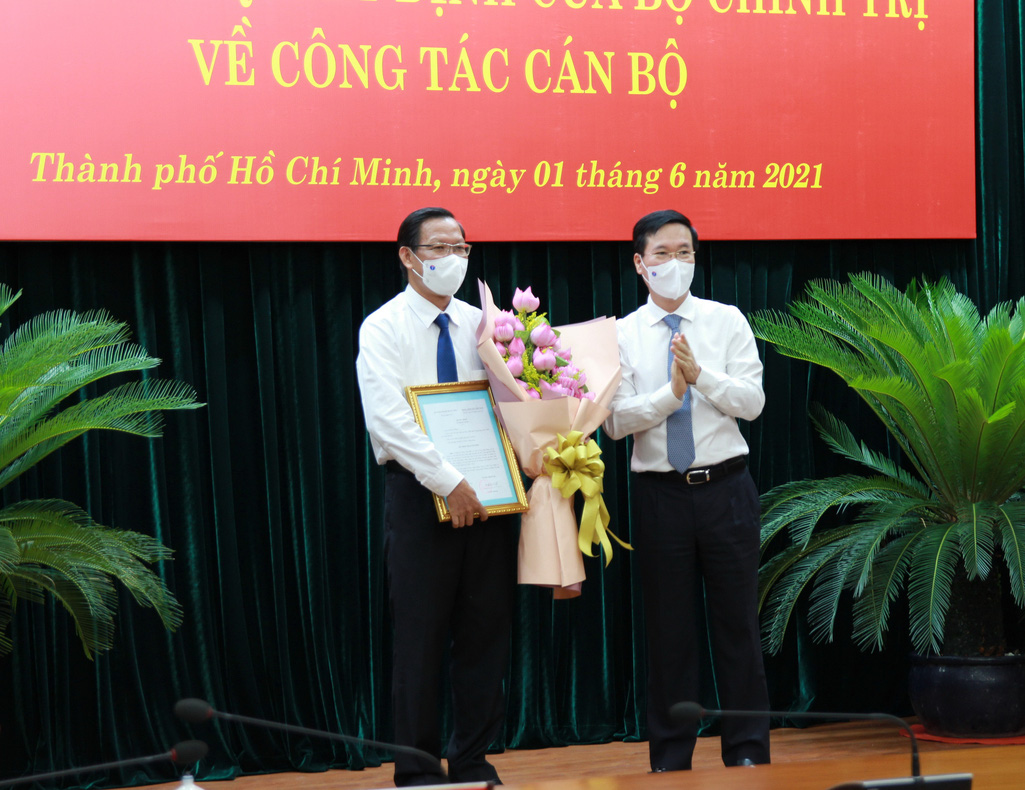 Ủy viên Bộ Chính trị, Thường trực Ban Bí thư Trung ương Đảng Võ Văn Thưởng trao quyết định cho ông Phan Văn Mãi