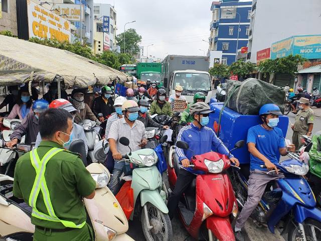 Sáng sớm 1/6, tại chốt kiểm soát&nbsp; trên đường Phan Văn Trị (giáp Phạm Văn Đồng), dòng xe đã bắt đầu dồn về.