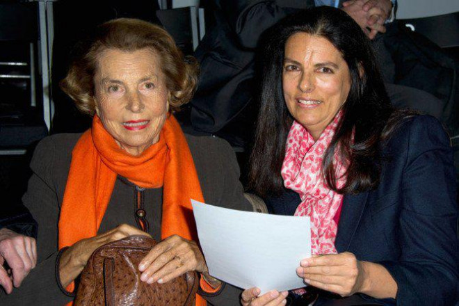 Francoise Bettencourt Meyers và người mẹ quá cố Liliane Bettencourt tại Tuần lễ thời trang Paris năm 2012.