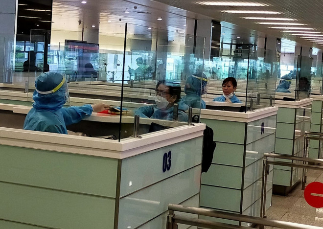 Hành khách nhập cảnh tại sân bay quốc tế Nội Bài - Ảnh: Dương Ngọc