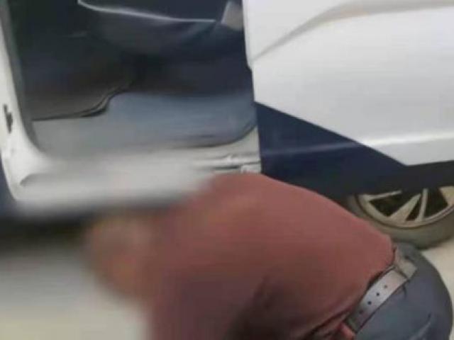 Bạn trẻ - Cuộc sống - Tìm được con trai bỏ nhà đi lang thang, người cha quỳ rạp xuống đất để cảm ơn cảnh sát