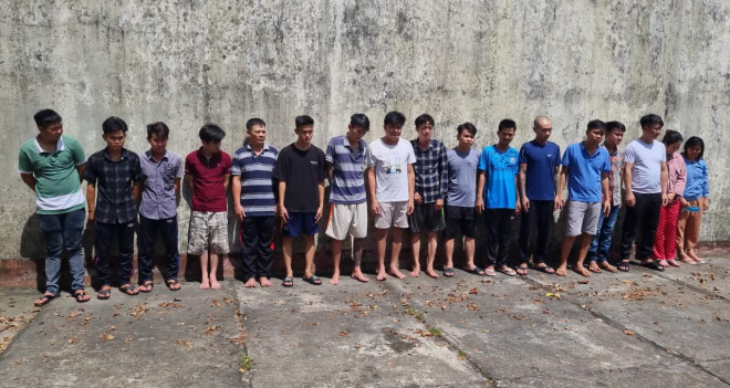 Các đối tượng bị tạm giữ hình sự để điều tra về hành vi đánh bạc và tổ chức đánh bạc