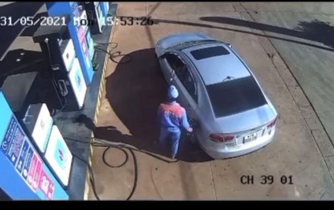 Theo ông Phan Văn A, do lo sợ dịch bệnh nên ông thả tiền xuống đất