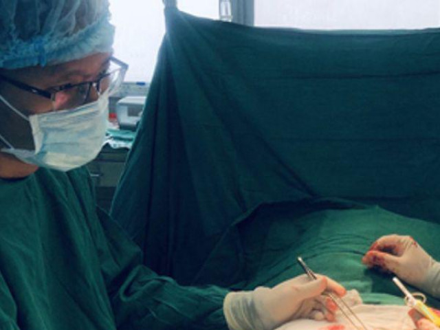 Phi thường - kỳ quặc - Đang cho dê ăn cỏ, người đàn ông 52 tuổi té ngã gãy "của quý"