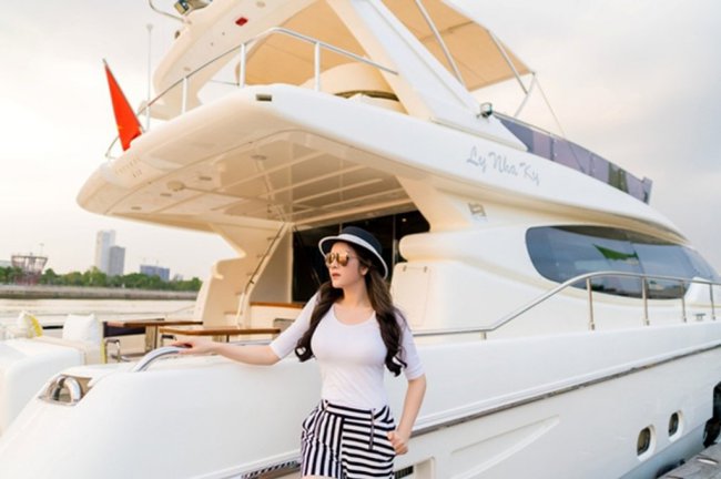 Nữ diễn viên còn là chủ sở hữu của chiếc du thuyền hạng sang, thuộc dòng Ferretti Yachts có giá 100 tỉ đồng.

