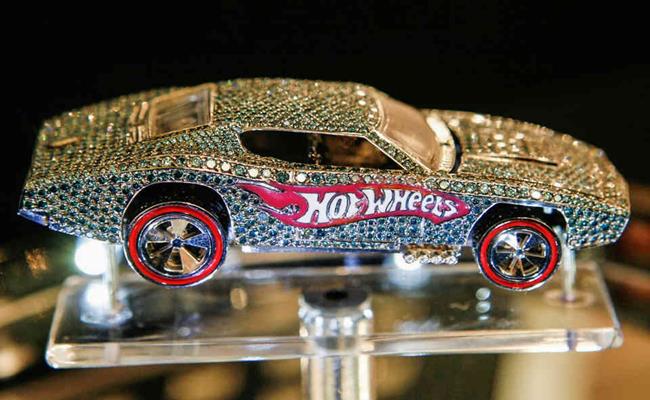 Chiếc xe đồ chơi này được sản xuất để kỉ niệm 40 năm thành lập hãng Hot Wheels – thương hiệu xe mô hình nổi tiếng toàn cầu. 
