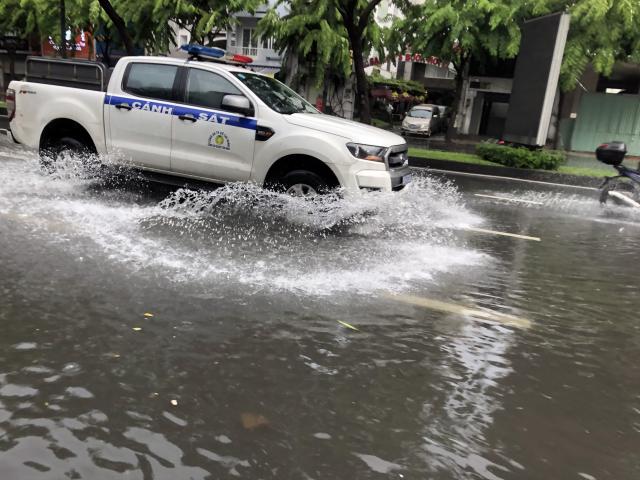 Tin tức trong ngày - Cửa ngõ sân bay Tân Sơn Nhất lênh láng nước sau cơn mưa 30 phút