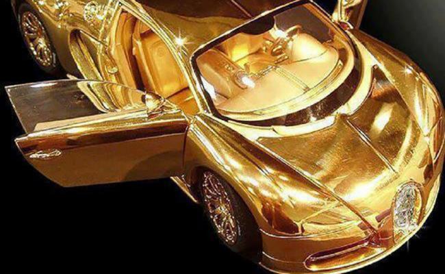 Nếu một chiếc Bugatti Veyron “thật” có giá khoảng 1,7 triệu USD (39 tỷ đồng), thì chiếc ô tô mô hình Bugatti Veyron Diamond Ltd Edition dát vàng và kim cương này còn khiến nhiều người choáng ngợp hơn nữa với giá lên đến 3 triệu USD (69 tỷ đồng).
