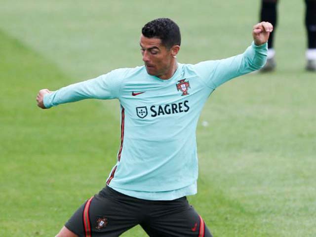 Ronaldo trong màu áo ĐT Bồ Đào Nha