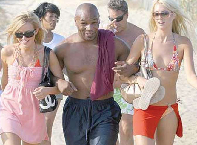 Mike Tyson quên cách đi bộ sau 3 tháng lênh đênh, ăn chơi trên biển cùng nhiều "chân dài"