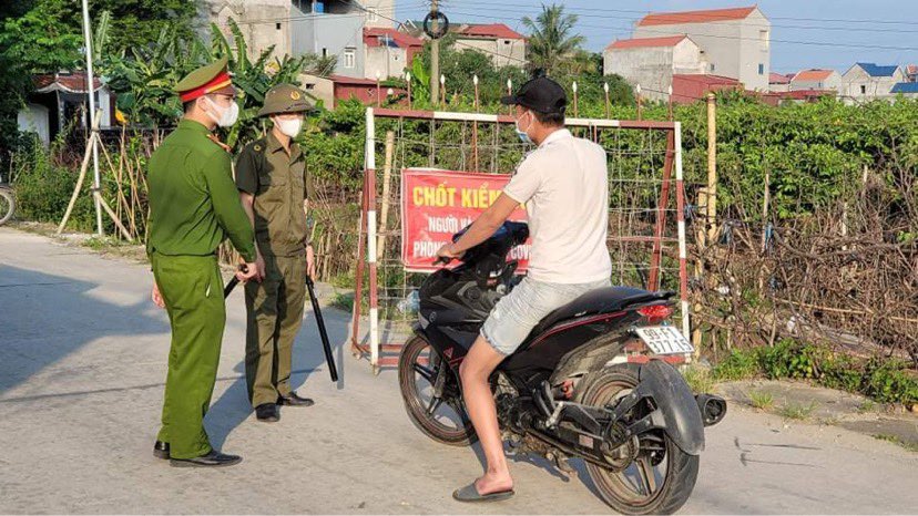 Lực lượng chức năng lập chốt kiểm soát dịch bệnh ở huyện Thuận Thành (Bắc Ninh)